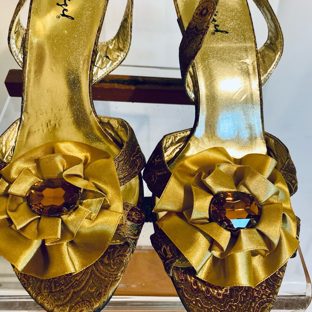 Spiegel Women's  Heeled Sandals Elegant Gold with Floral Accent Size 10